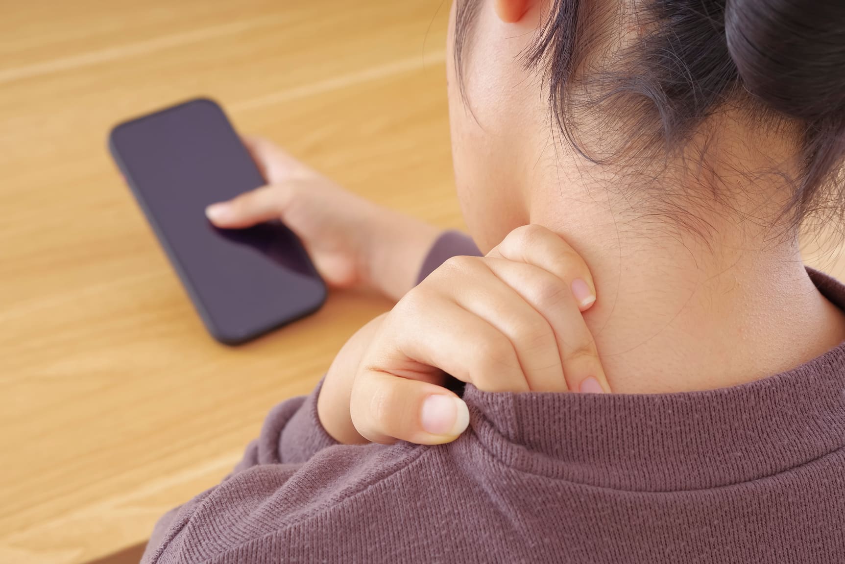 スマホを見る時間が長く、首が固まる